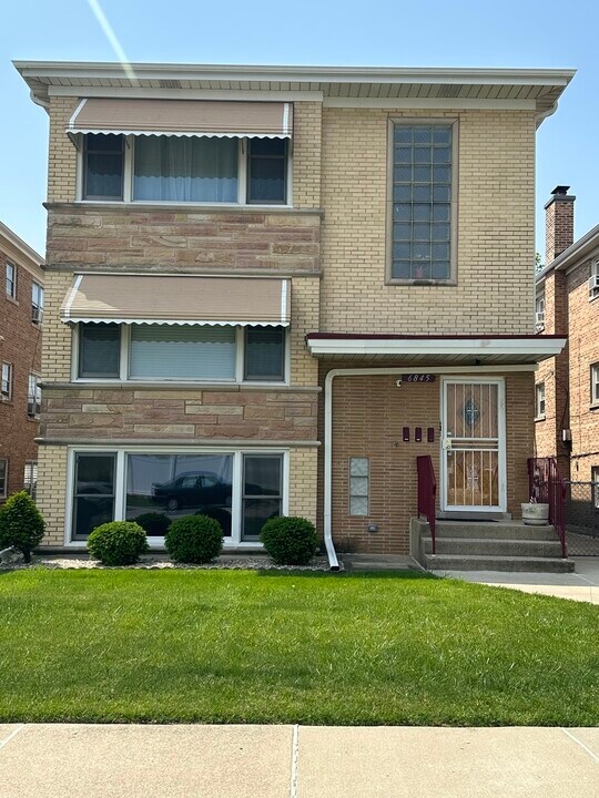 6845 W Leland Ave in Harwood Heights, IL - Building Photo