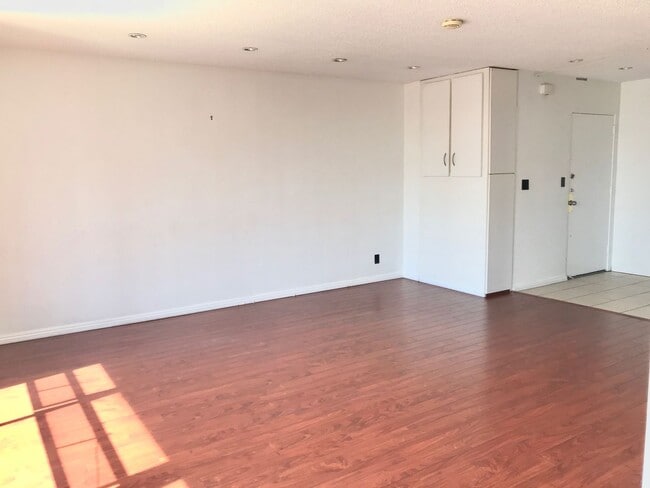 100 Atlantic Ave in Long Beach, CA - Building Photo - Building Photo