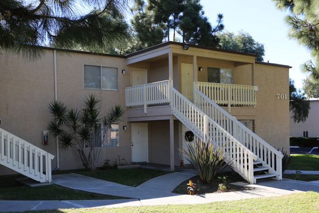 Magnolia Manor Apartments in Carlsbad, CA - Foto de edificio - Building Photo