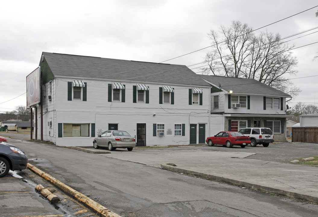 301-305 N Cumberland St in Lebanon, TN - Building Photo