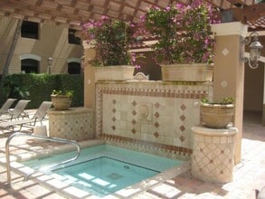 616 Clearwater Park Rd in West Palm Beach, FL - Foto de edificio - Building Photo