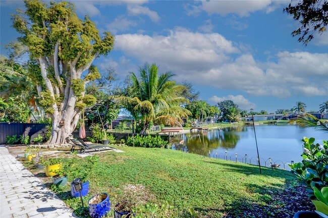 1511 NW 87th Way in Pembroke Pines, FL - Building Photo - Building Photo