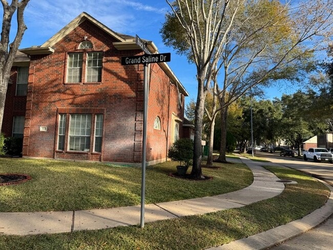 5823 Grand Saline Dr