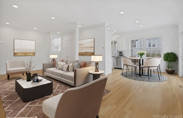 147 Holly Hill Lane in Greenwich, CT - Building Photo - Interior Photo