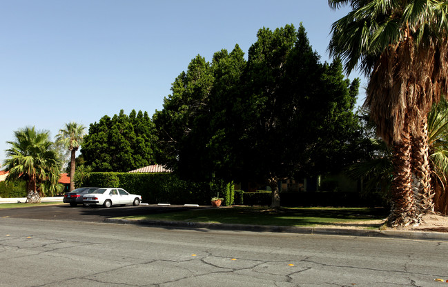 225 W Vista Chino in Palm Springs, CA - Building Photo - Building Photo