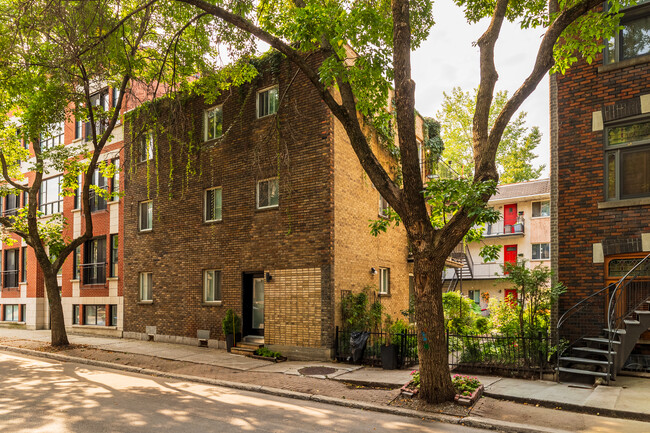 1200 Plessis Rue in Montréal, QC - Building Photo - Primary Photo