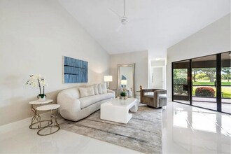5794 Parkwalk Cir W in Boynton Beach, FL - Foto de edificio - Building Photo