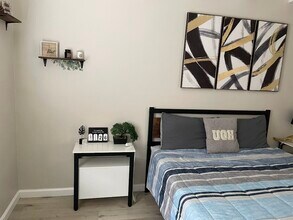 915 N Holly St in Anaheim, CA - Foto de edificio - Building Photo