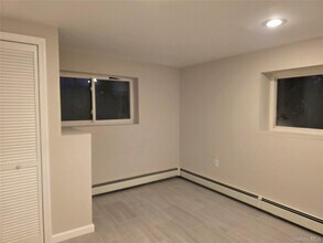 8 Holly Ct in North Babylon, NY - Foto de edificio - Building Photo