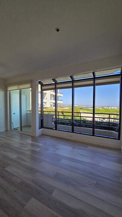200 Paris Ln in Newport Beach, CA - Building Photo
