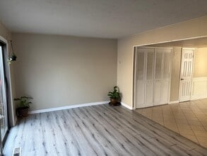 8 Fireside Ct in Willingboro, NJ - Building Photo - Building Photo