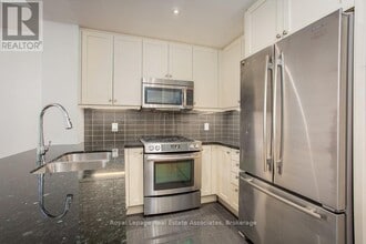 11 Bronte Rd in Oakville, ON - Building Photo - Building Photo