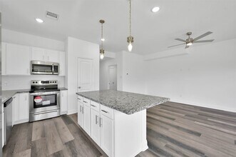 1089 Rd 5740 in Cleveland, TX - Foto de edificio - Building Photo