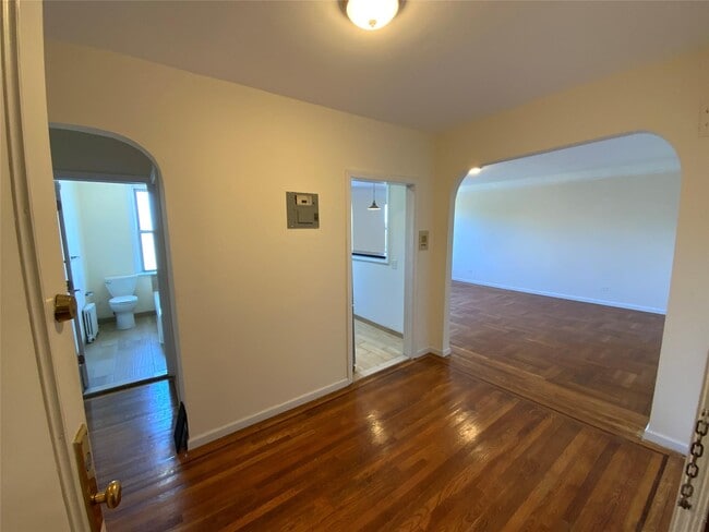 1 S Broadway in White Plains, NY - Building Photo - Building Photo