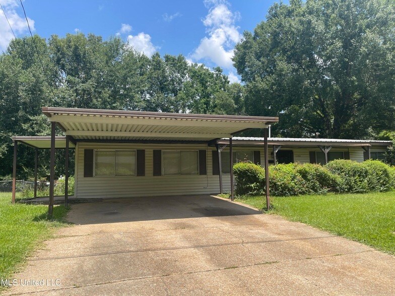 1090 Branch St in Jackson, MS - Building Photo