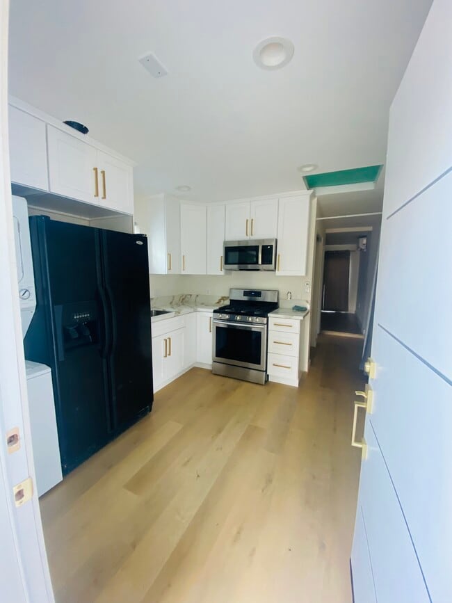 7034 Yarmouth Ave, Unit 7036 in Reseda, CA - Building Photo - Building Photo