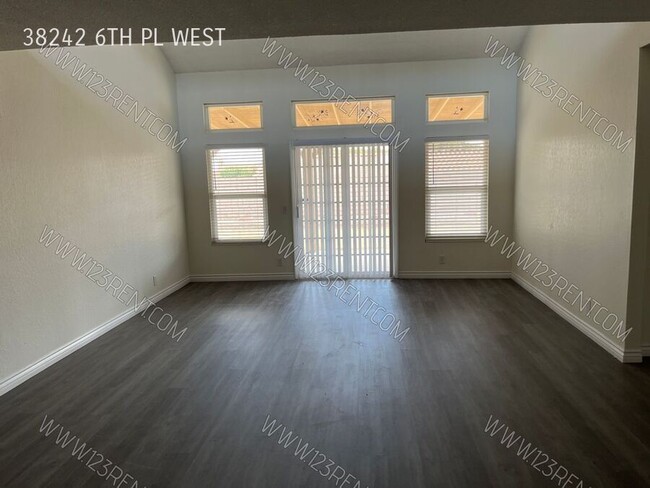 38242 6th Pl W in Palmdale, CA - Building Photo - Building Photo
