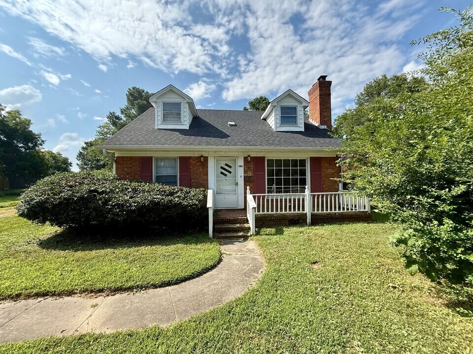 1003 Apple St in Burlington, NC - Building Photo