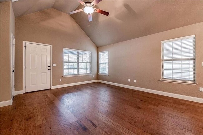 property at 3912 SW Ridgepointe Ave