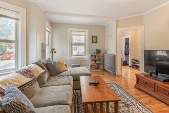 109 Chestnut St, Unit 1 in Waltham, MA - Building Photo - Building Photo