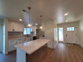 2462 Town Cir in Sacramento, CA - Building Photo - Building Photo