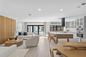 116 W 1st Ct in Miami Beach, FL - Building Photo - Building Photo