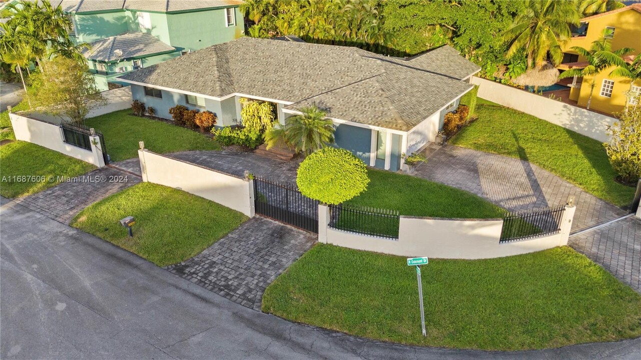 20011 Los Leones Dr in Hialeah, FL - Building Photo