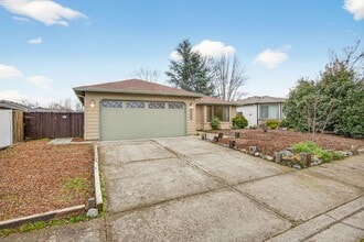 1517 Westfield Way in Medford, OR - Building Photo - Building Photo