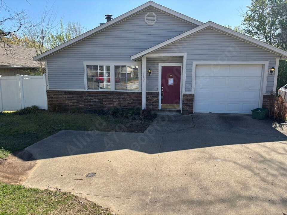 1752 Garland Ave in Fayetteville, AR - Building Photo