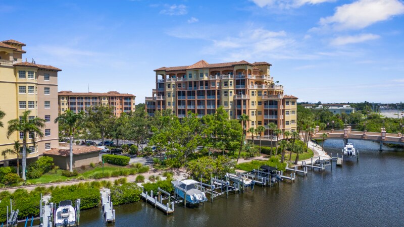 1921 Monte Carlo Dr in Sarasota, FL - Foto de edificio