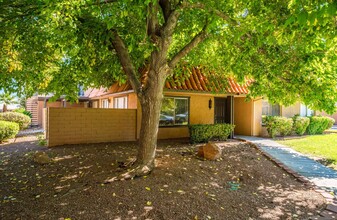 6630 Bubbling Brook Dr in Las Vegas, NV - Foto de edificio - Building Photo