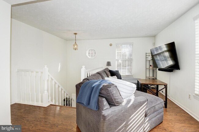 1598 Woodcrest Dr in Reston, VA - Building Photo - Building Photo