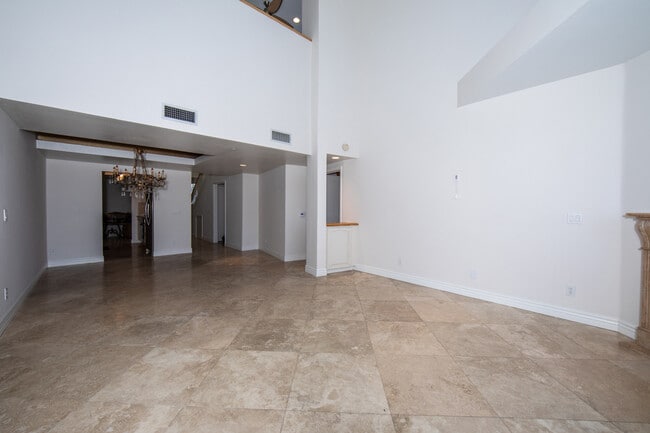 171 N Church Ln, Unit PH 10 in Los Angeles, CA - Foto de edificio - Building Photo