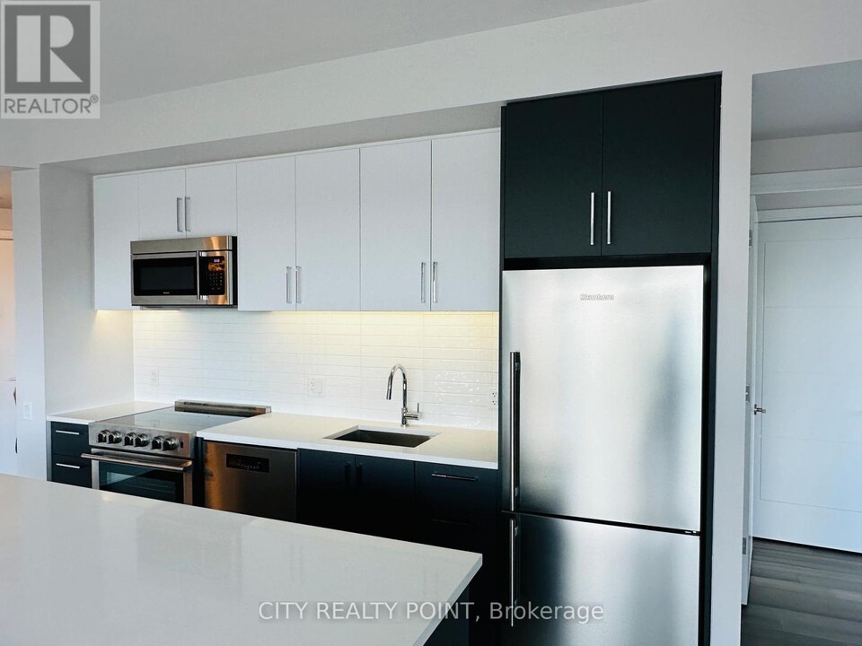 2525-2525 Bathurst St in Toronto, ON - Building Photo