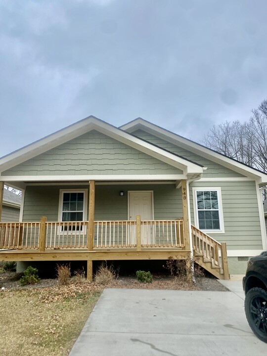 943 W Chapel Rd in Asheville, NC - Building Photo