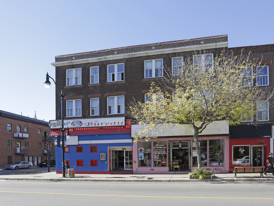 4303-4305 Sainte-Catherine Rue E in Montréal, QC - Building Photo