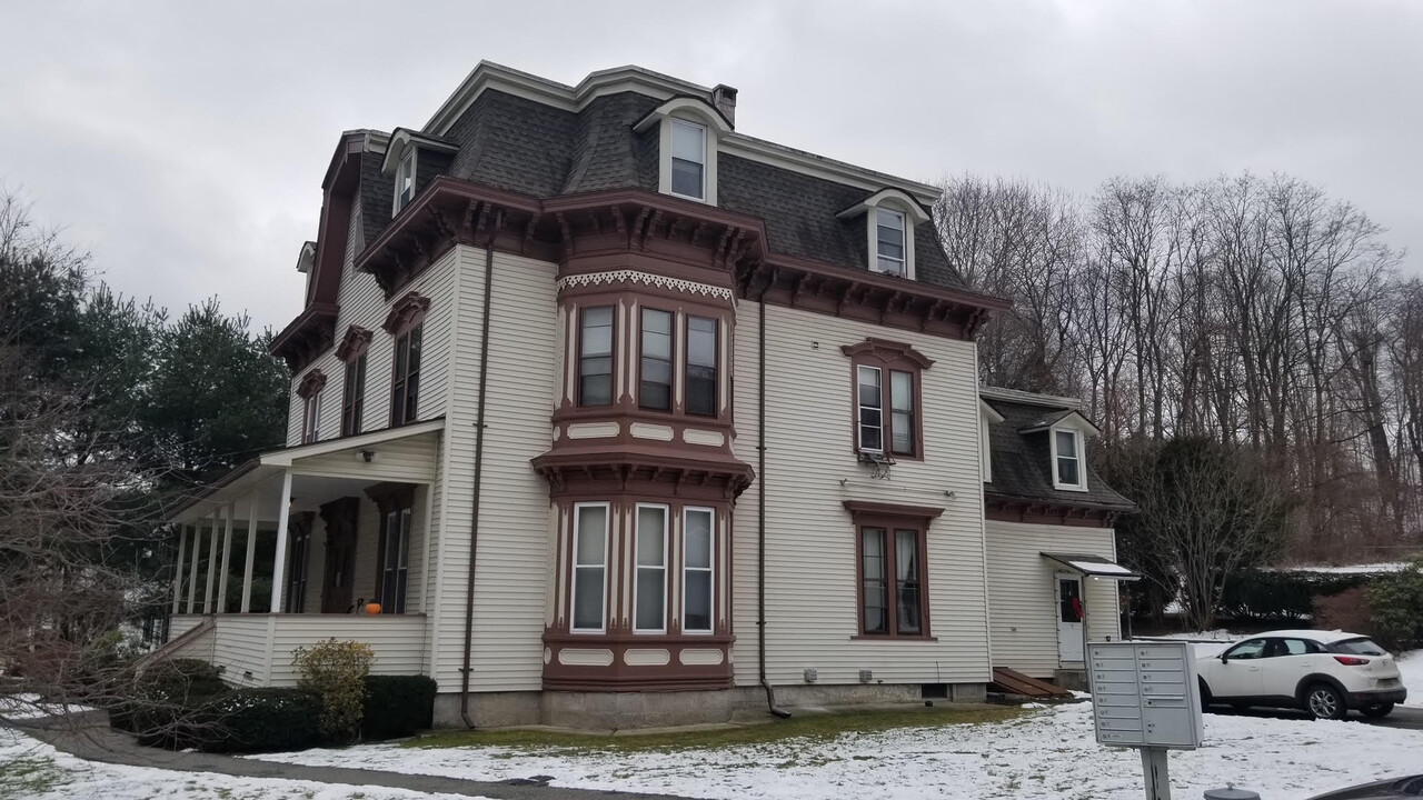 465 Chapel St in Lee, MA - Foto de edificio