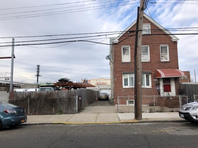 5937 56th Rd in Maspeth, NY - Building Photo - Building Photo