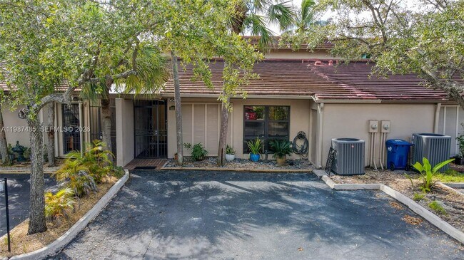 8352 Dundee Terrace in Hialeah, FL - Building Photo - Building Photo