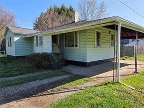 2116 Herbert St SE in New Philadelphia, OH - Building Photo - Building Photo