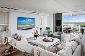 13945 Old Coast Rd in Naples, FL - Foto de edificio - Building Photo