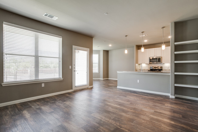 The Commons of Chapel Creek in Frisco, TX - Foto de edificio - Building Photo