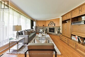 1364 Avonbridge Dr in Mississauga, ON - Building Photo - Building Photo