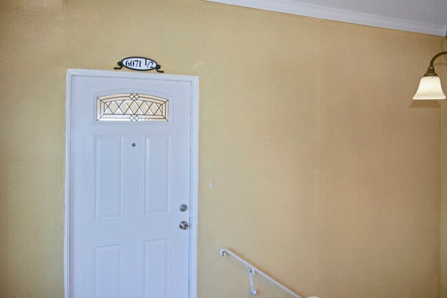 6071 1/2 Pickford St in Los Angeles, CA - Foto de edificio - Building Photo