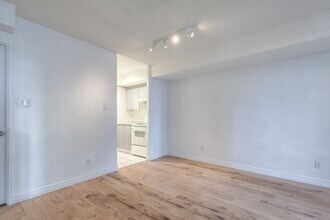 256 Doris Ave in Toronto, ON - Building Photo - Building Photo