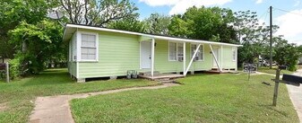 1318 W 10th St in Freeport, TX - Building Photo