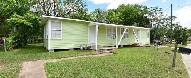 property at 1318 W 10th St