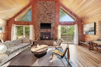 83 3 Mile Harbor Dr in East Hampton, NY - Building Photo - Building Photo
