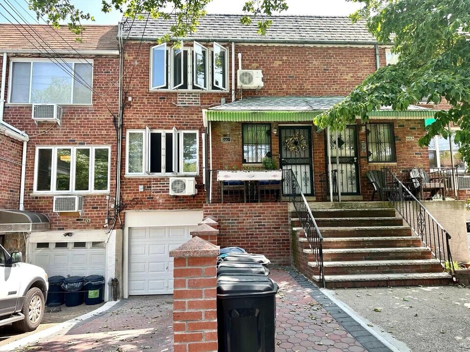 66-61 73rd Pl in Queens, NY - Building Photo