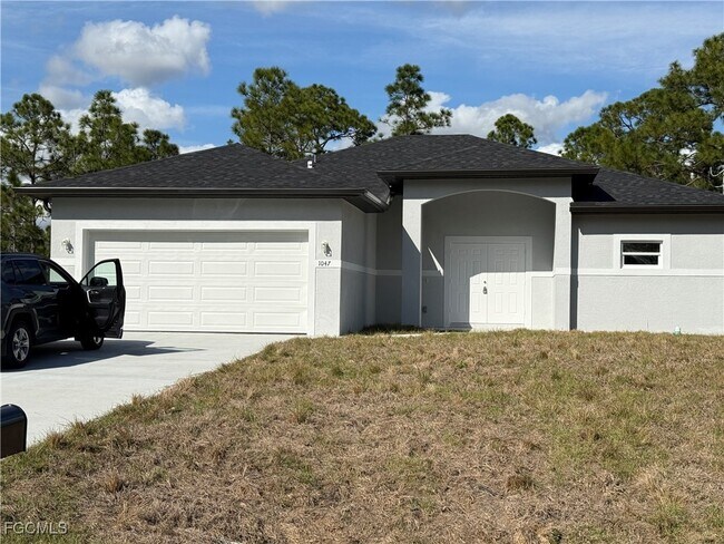 1047 Hobart St in Lehigh Acres, FL - Building Photo - Building Photo